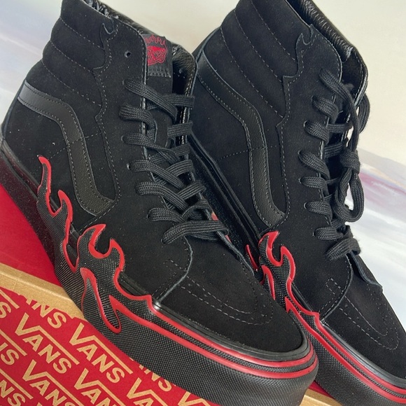 Vans Men’s Sk8-Hi Flame
Suede Black/Red
VN0005UJY09
Sneakers - Picture 10 of 16